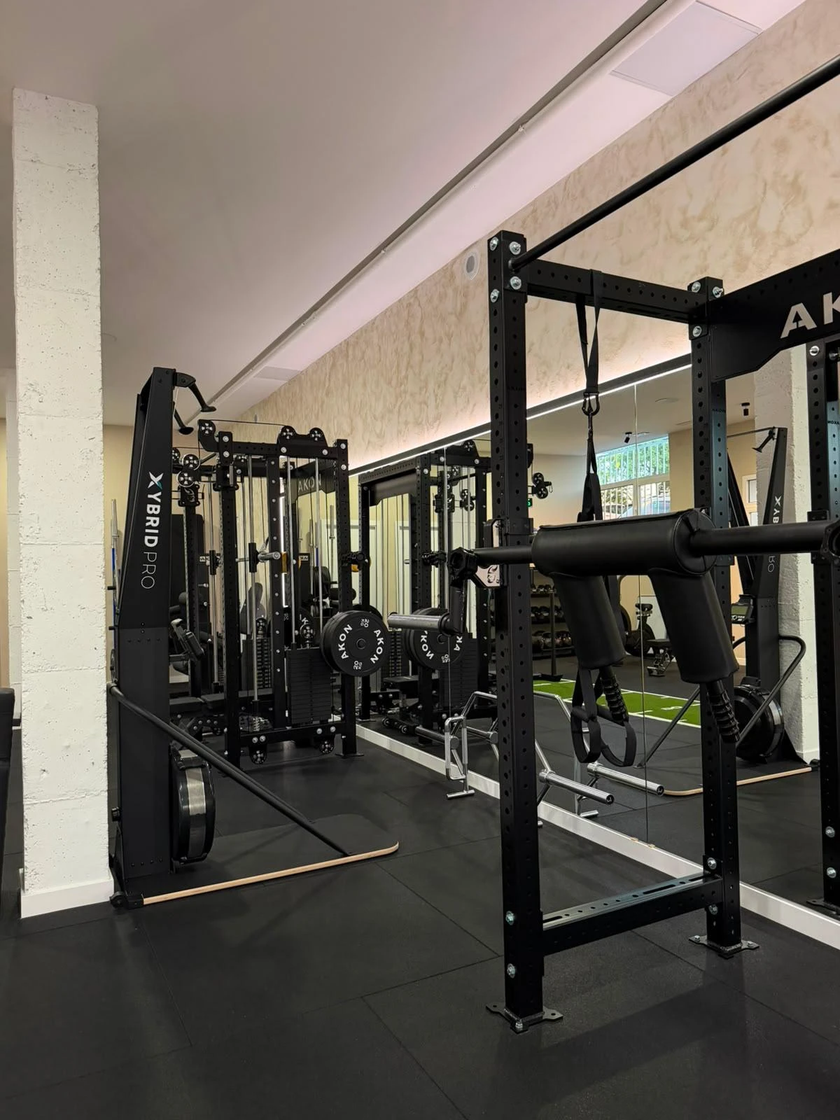 Zona de racks y máquinas de poleas