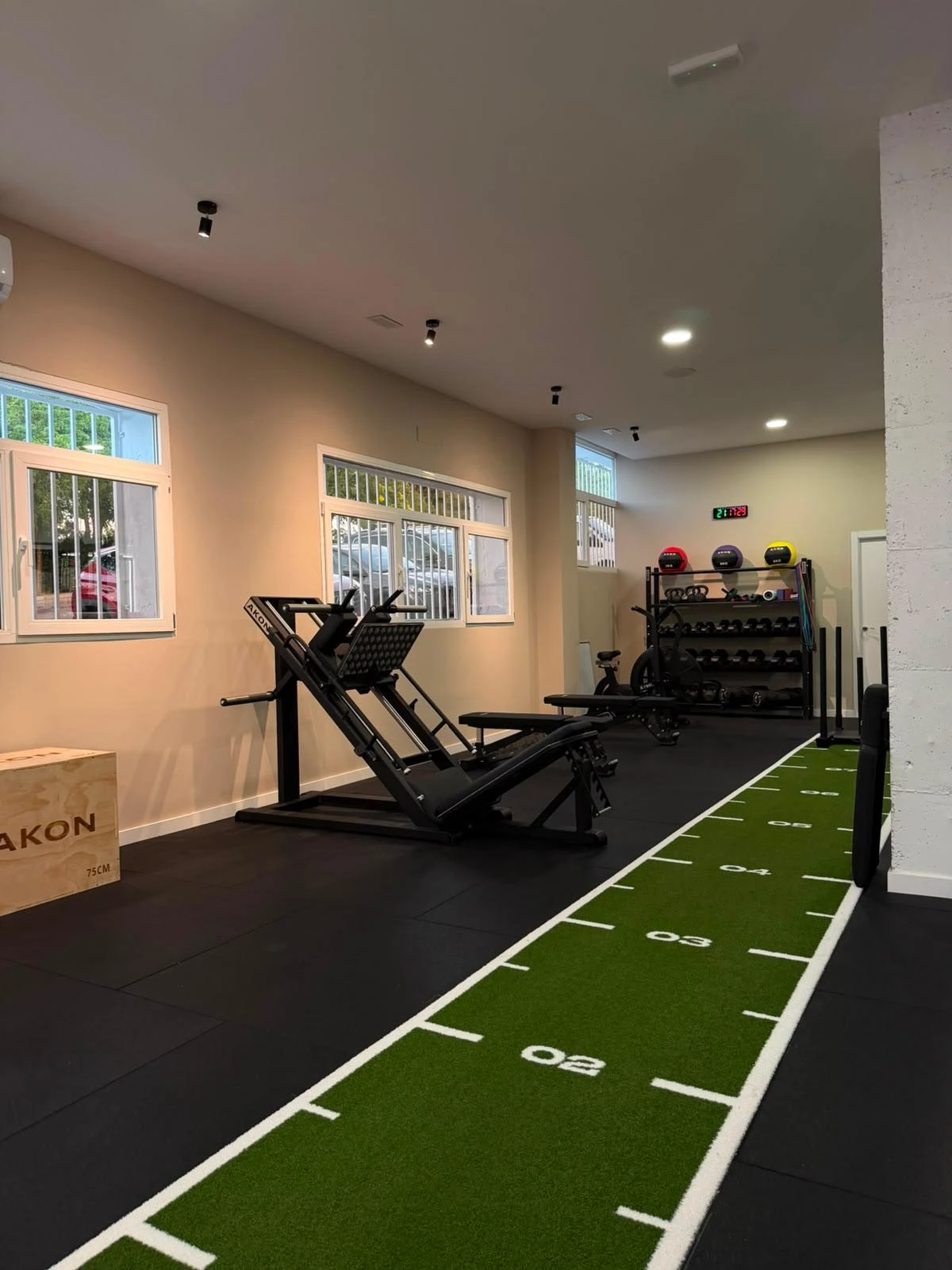 Prensa de piernas y pista de césped
