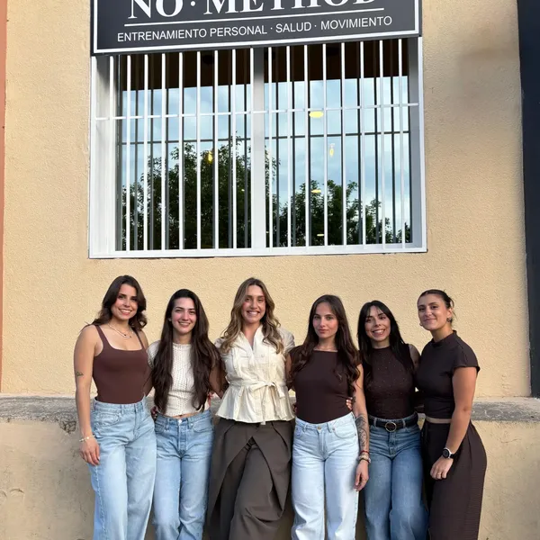 El equipo frente a la fachada de NŌ·METHOD
